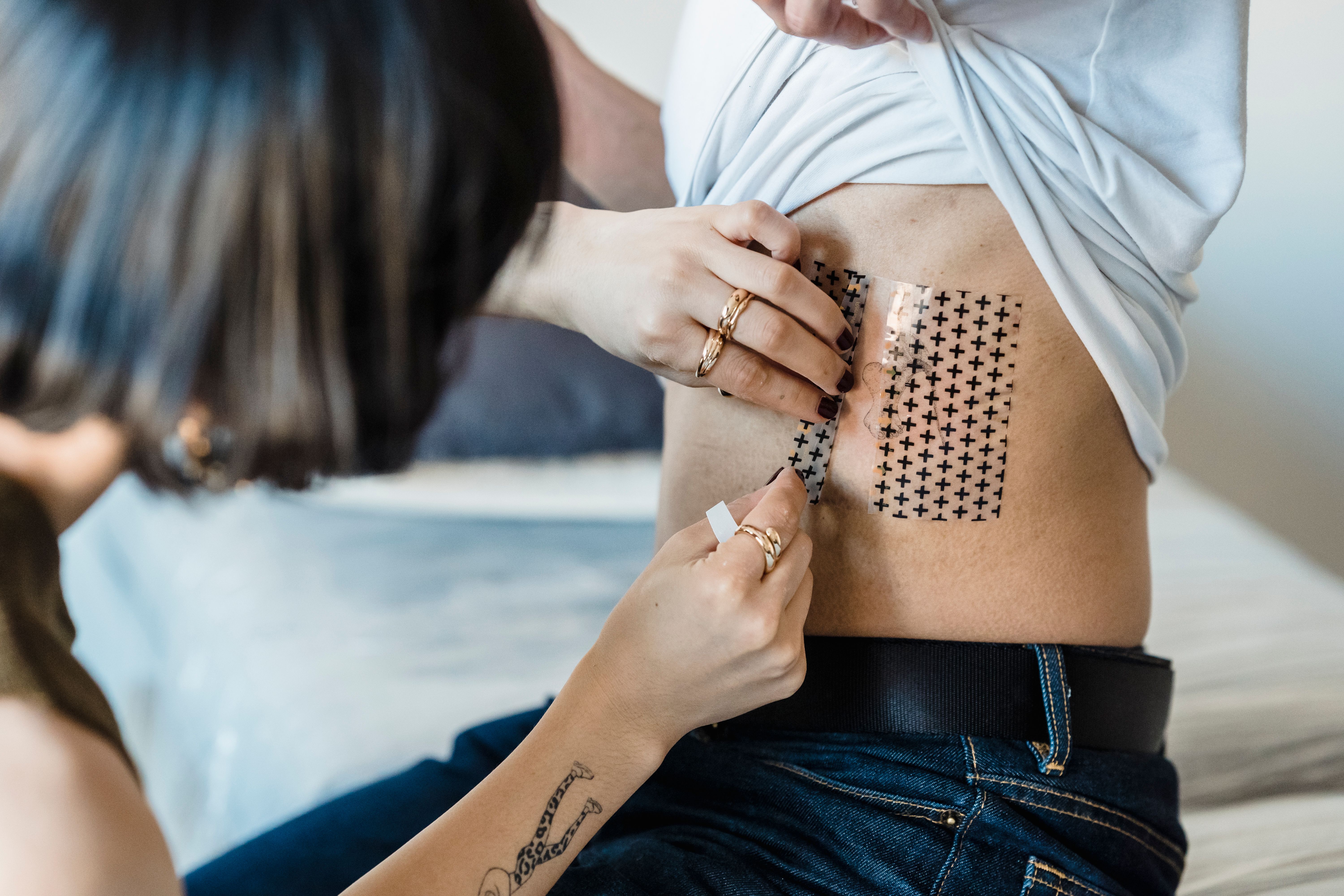 Película de segunda pele (Saniderm) aplicada sobre tatuagem nova em cicatrização
